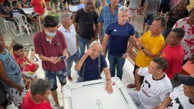 Amazonino aproveita o sábado jogando dominó na Zona Leste