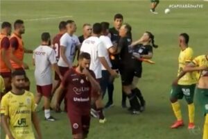 Leia mais sobre o artigo Técnico da Desportiva é demitido após agredir bandeirinha com cabeçada; veja o vídeo