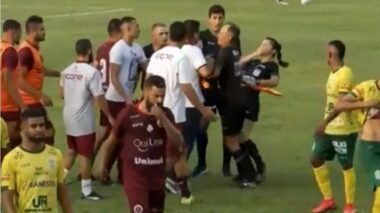 Técnico da Desportiva é demitido após agredir bandeirinha com cabeçada; veja o vídeo