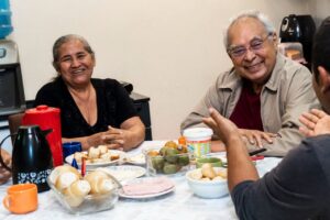 Leia mais sobre o artigo Ex-governador toma café com família na zona Norte e fala sobre construção de casas populares