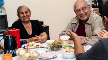 Ex-governador toma café com família na zona Norte e fala sobre construção de casas populares