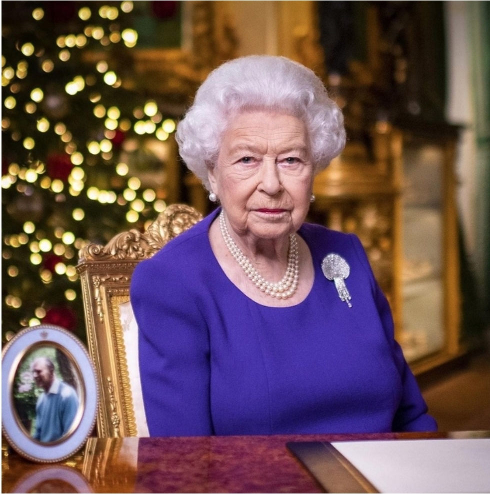 No momento, você está visualizando Folha de SP comete gafe e anuncia morte de Rainha Elizabeth II