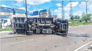 Caminhão com botijas de gás capota no meio de avenida e deixa mulher ferida em Manaus