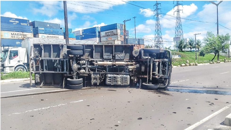 Leia mais sobre o artigo Caminhão com botijas de gás capota no meio de avenida e deixa mulher ferida em Manaus