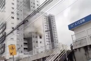 Leia mais sobre o artigo Incêndio atinge apartamento no Morada do Sol,(Adrianópolis) Manaus
