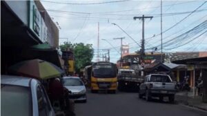 Leia mais sobre o artigo Acidente: Lotação destrói banca e atropela mulher em avenida de Manaus