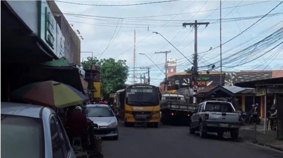 Você está visualizando atualmente Acidente: Lotação destrói banca e atropela mulher em avenida de Manaus