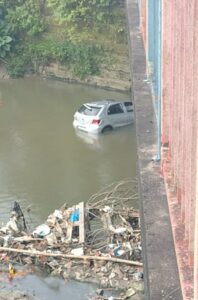 Leia mais sobre o artigo Motorista perde controle do carro e cai dentro de igarapé na Avenida das Torres; veja vídeos