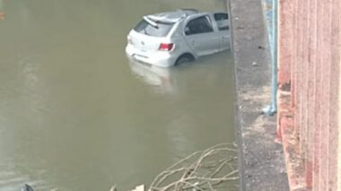 Motorista perde controle do carro e cai dentro de igarapé na Avenida das Torres; veja vídeos