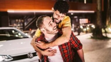 Casal gay sofre ataques após participar de propaganda da Volkswagen