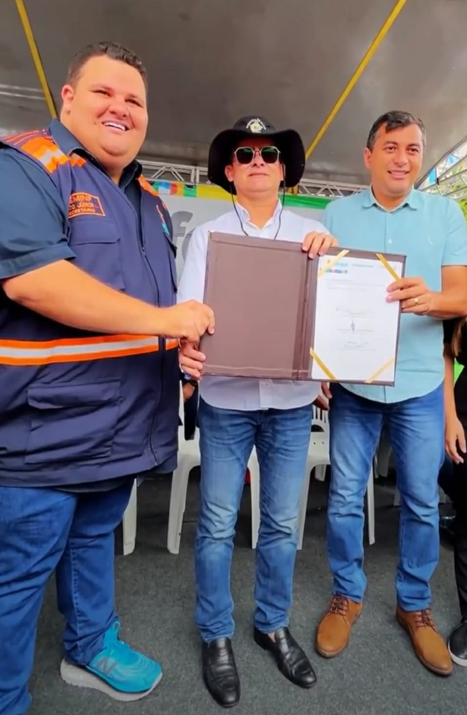 No momento, você está visualizando Governador Wilson Lima e o prefeito David Almeida  começam o dia no bairro Coroado, onde iniciaram  mais uma frente de trabalho do Asfalta Manaus.