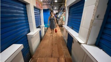Prefeitura de Manaus instala passarelas na feira Manaus Moderna