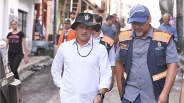 Prefeito David Almeida vistoria serviços de infraestrutura no bairro Compensa 3