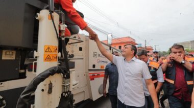 Wilson Lima vistoria asfaltamento de 22 ruas na comunidade Santa Tereza, uma das principais do bairro Santa Etelvina