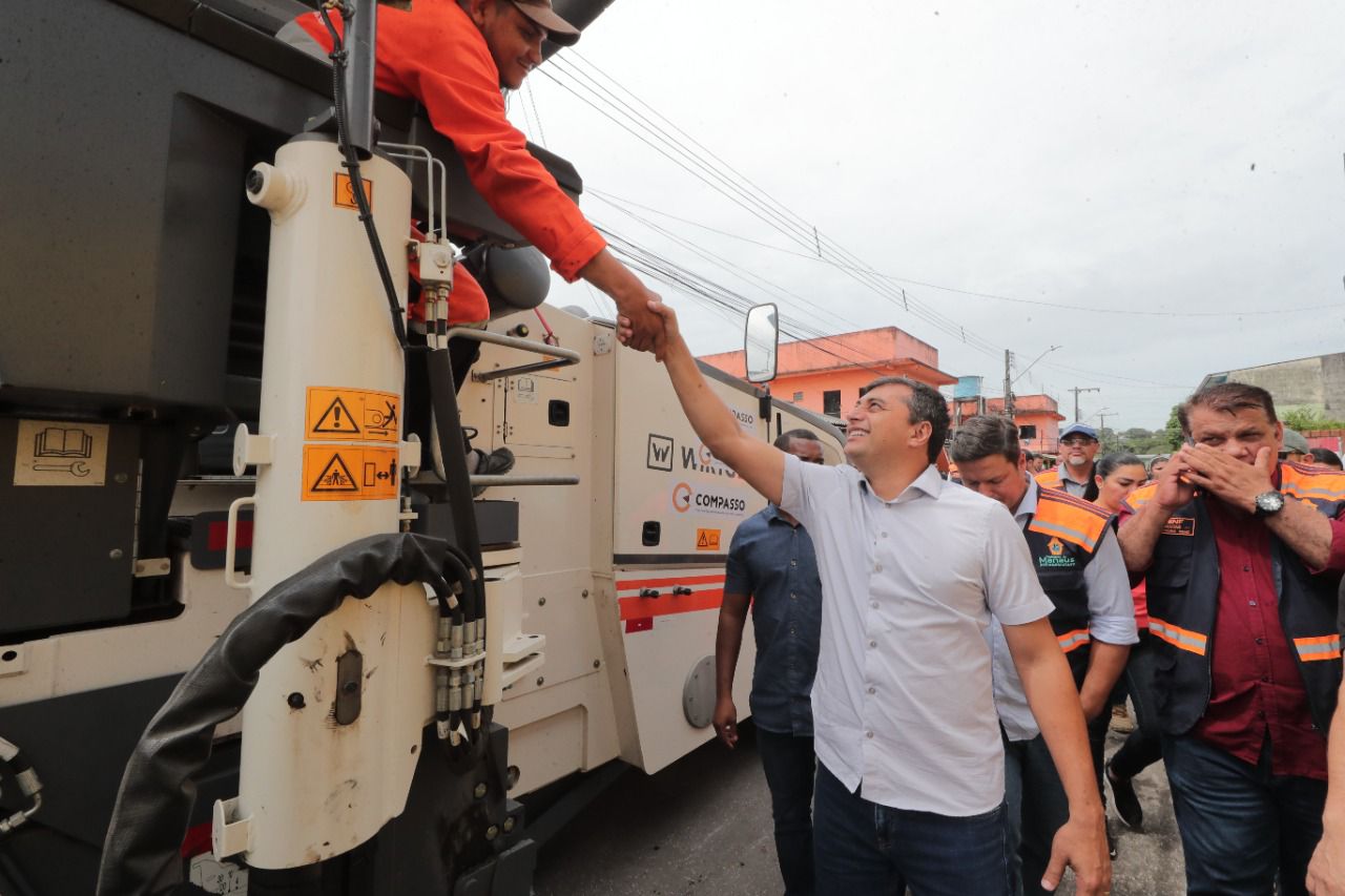 Leia mais sobre o artigo Wilson Lima vistoria asfaltamento de 22 ruas na comunidade Santa Tereza, uma das principais do bairro Santa Etelvina