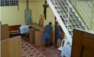 Leia mais sobre o artigo Criminosos invadem e fazem a limpa em igreja em Manaus