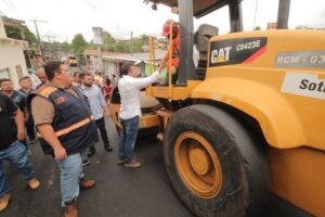 Leia mais sobre o artigo Asfalta Manaus: Wilson Lima vistoria recapeamento de ruas na comunidade Nova Conquista, bairro Tancredo Neves