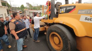 Asfalta Manaus: Wilson Lima vistoria recapeamento de ruas na comunidade Nova Conquista, bairro Tancredo Neves