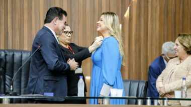 Secretária de Educação, Kuka Chaves, é homenageada com a medalha Ruy Araújo, na Aleam