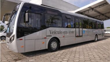 Wilson Lima e David Almeida anunciam convênio para compra de ônibus elétricos para Manaus
