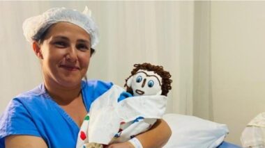 Após se casar com boneco, mulher dà à luz a bonequinho de pano