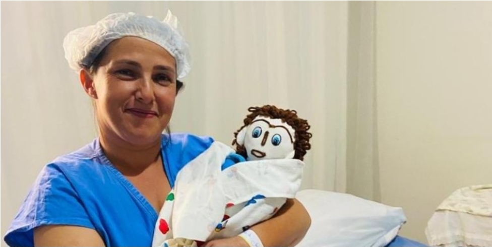 Leia mais sobre o artigo Após se casar com boneco, mulher dà à luz a bonequinho de pano