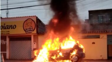 Carro pega fogo um dia após manutenção mal sucedida, em Manaus