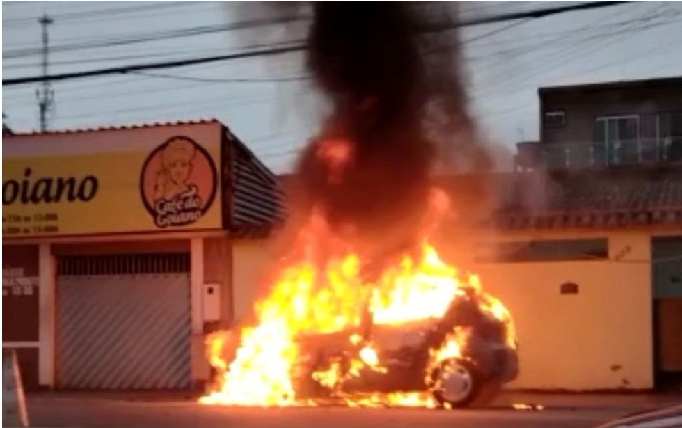 No momento, você está visualizando Carro pega fogo um dia após manutenção mal sucedida, em Manaus