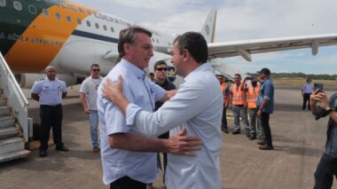 Wilson Lima recebe presidente Bolsonaro, que chega a Manaus para participar da Marcha Para Jesus