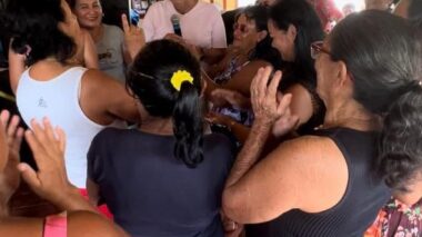 Amazonino visita comunidade ribeirinha e faz homenagem às mães dos beiradões amazonenses
