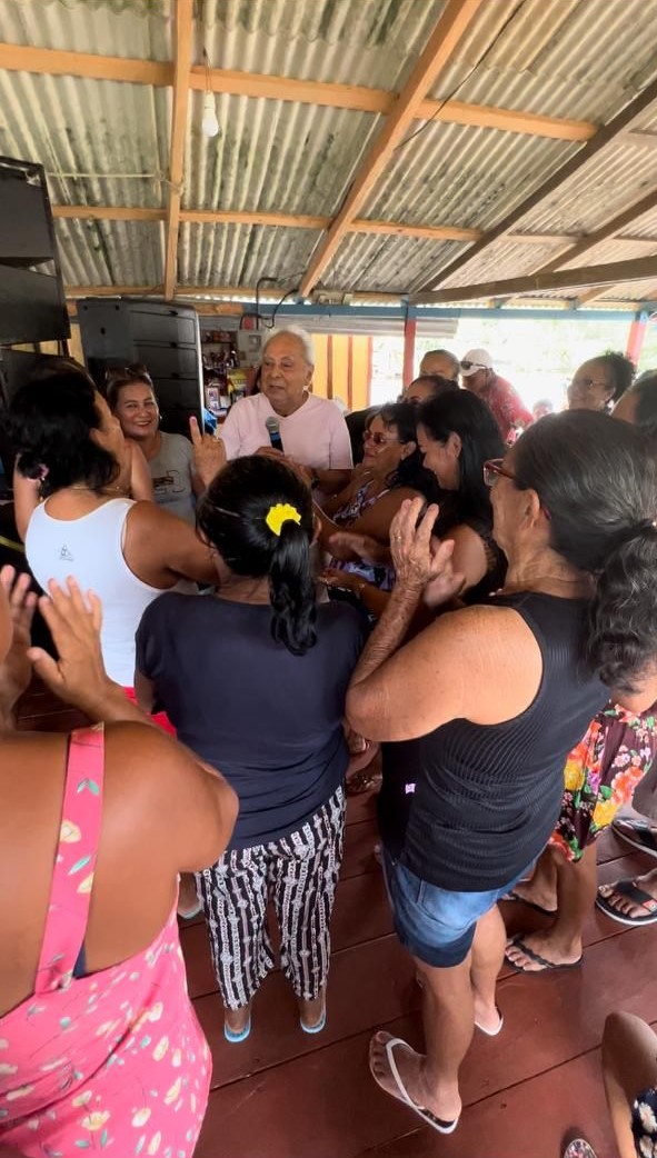 No momento, você está visualizando Amazonino visita comunidade ribeirinha e faz homenagem às mães dos beiradões amazonenses