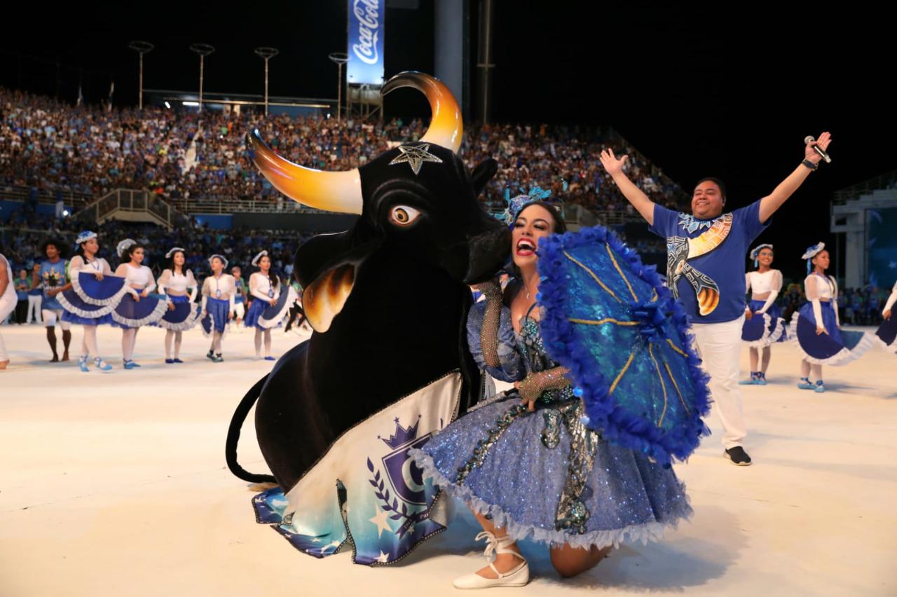 Você está visualizando atualmente Caprichoso lota arquibancada do Bumbódromo em noite de passagem de som