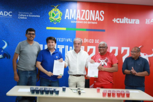 Leia mais sobre o artigo Governo do Amazonas entrega 70 mil copos temáticos com água tratada aos bumbás de Parintins