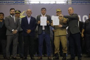 Read more about the article Governador Wilson Lima assina promoção de mais 700 policiais militares e bombeiros