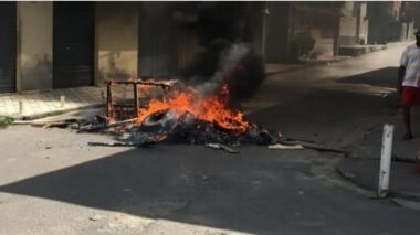 Moradores fazem protesto contra novos medidores na zona Norte de Manaus