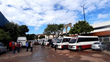 Trabalhadores do transporte executivo realizam manifestação na CMM