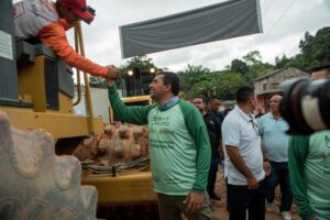 Leia mais sobre o artigo Em Rio Preto da Eva, Wilson Lima e Anderson Souza dão ordem de serviço para recuperação do sistema viário e do ramal ZF-7