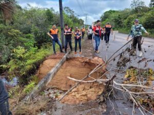 Leia mais sobre o artigo NOTA<br>Defesa Civil do Amazonas averigua ocorrência de erosão e acompanha trabalhos na AM-352