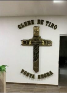 Leia mais sobre o artigo Urgente: homem morre com tiro na cabeça no Clube de Tiro Ponta Negra em Manaus