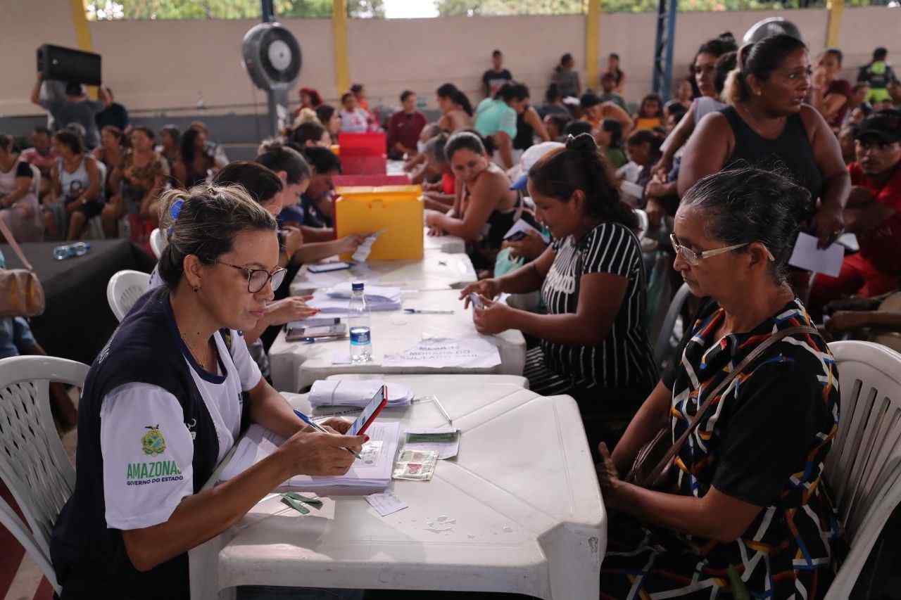 Você está visualizando atualmente Auxílio Enchente: famílias do Amazonas celebram benefício em meio à subida dos rios