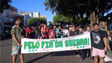 Vídeos: Manifestantes pedem legalização da maconha durante marcha em Manaus