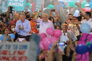 Leia mais sobre o artigo Amazonino anuncia na convenção que vai triplicar o valor do auxílio estadual