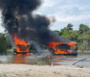 Leia mais sobre o artigo Balsas usadas em garimpo ilegal são destruídas durante operação da PF no Amazonas