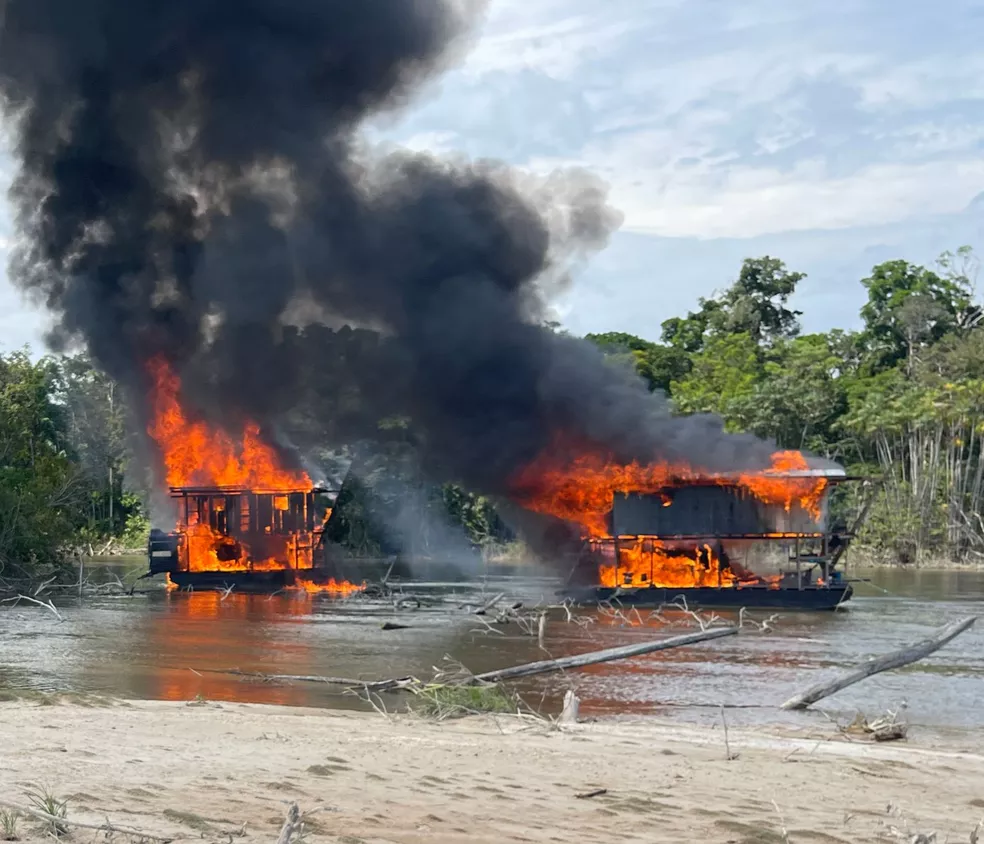 No momento, você está visualizando Balsas usadas em garimpo ilegal são destruídas durante operação da PF no Amazonas