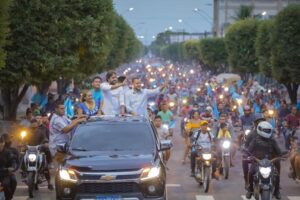 Leia mais sobre o artigo Adail Filho e Thiago Abrahim arrastam multidão em Maués