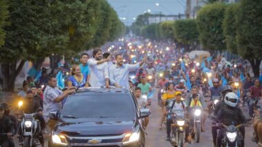 Adail Filho e Thiago Abrahim arrastam multidão em Maués