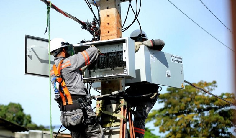 Leia mais sobre o artigo Não te faz que Agora é lei: Amazonas Energia está proibida de instalar medidores em postes em todo o Estado