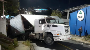 Carga de carreta se desprende e esmaga carro no Aleixo; veja vídeo