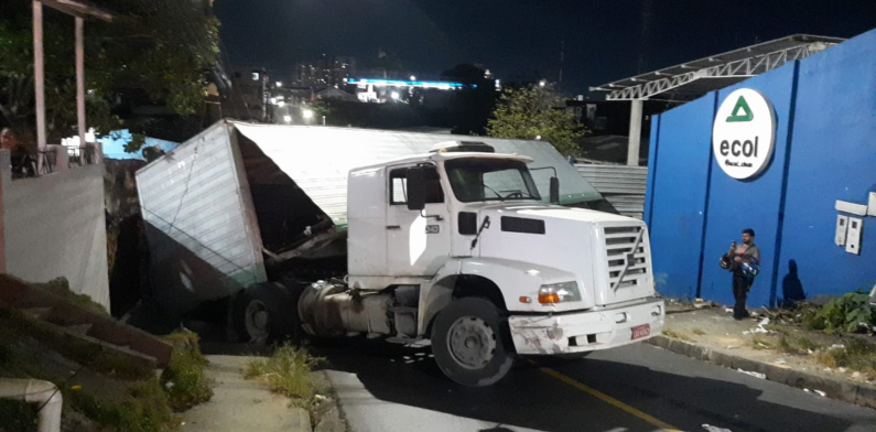 No momento, você está visualizando Carga de carreta se desprende e esmaga carro no Aleixo; veja vídeo