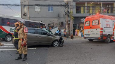 Acidente entre carro de aplicativo e micro-ônibus no Centro de Manaus deixa três feridos